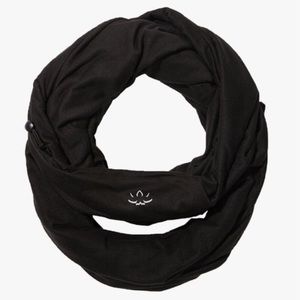 NWT Beyond Yoga Black Pocket Infinity Scarf